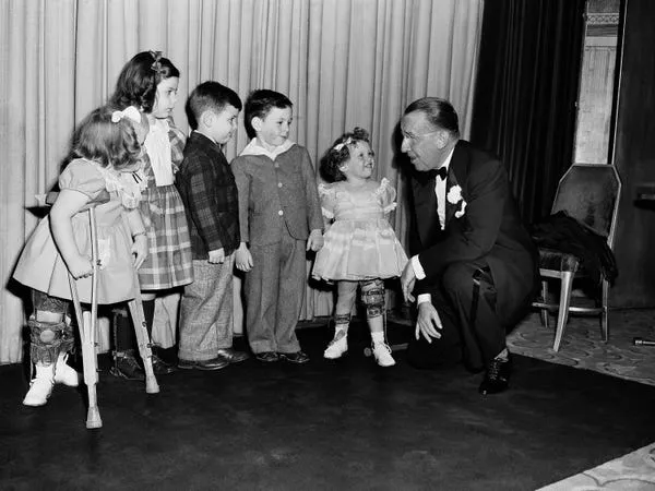 Los niños con polio se encuentran con Basil O'Connor, presidente de la Fundación Nacional para la Parálisis Infantil. Matty Zimmerman/AP Photo