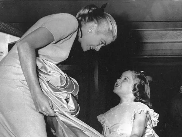 Grace Kelly con Mary Koloski en un evento de March of Dimes en 1955. API/Gamma-Rapho via Getty Images