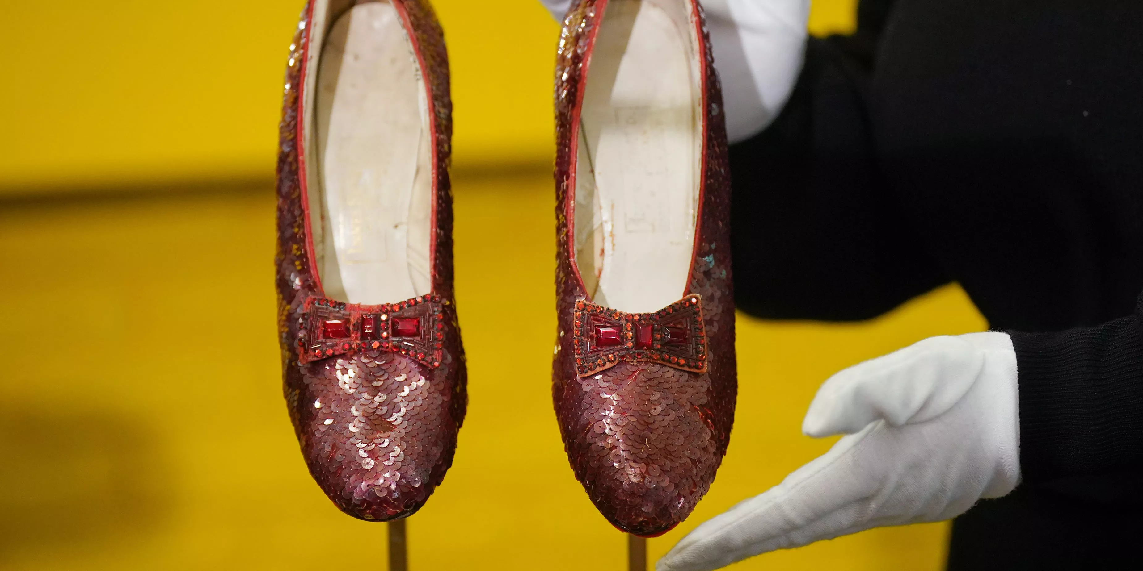 Zapatos de rubí usados por Judy Garland en 'El Mago de Oz' vendidos por un récord de 28 millones de dólares en una subasta