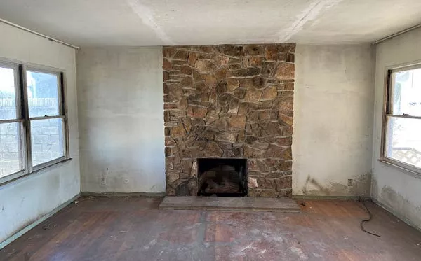 La chimenea tenía un exterior de piedra.