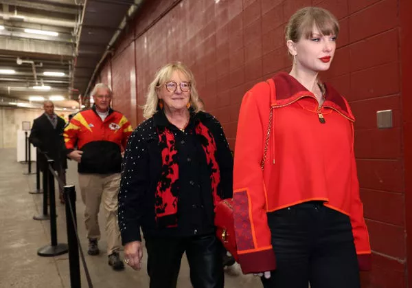 Taylor Swift and Donna Kelce arrive at Arrowhead Stadium on November 29, 2024.