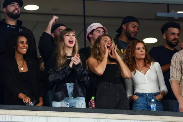 Taylor Swift y Blake Lively asisten a un juego entre los New York Jets y los Kansas City Chiefs en MetLife Stadium el 1 de octubre de 2023