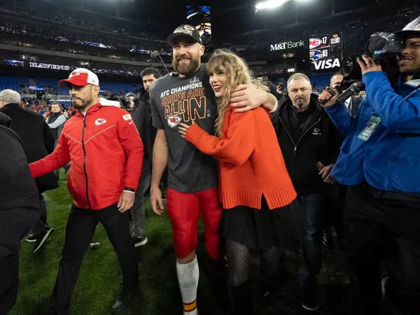 Taylor Swift y Travis Kelce después del Campeonato de la AFC 2024