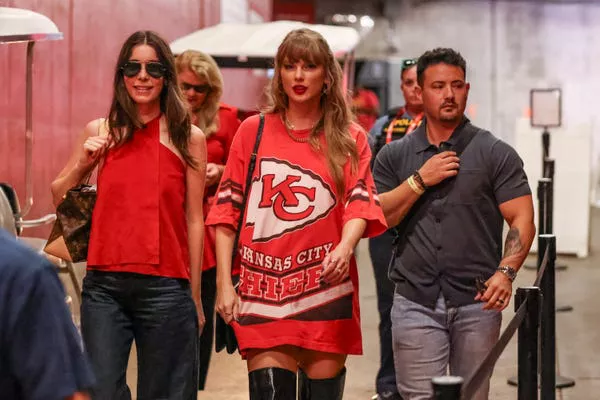 Danielle Haim y Taylor Swift llegan al Arrowhead Stadium el 15 de septiembre de 2024