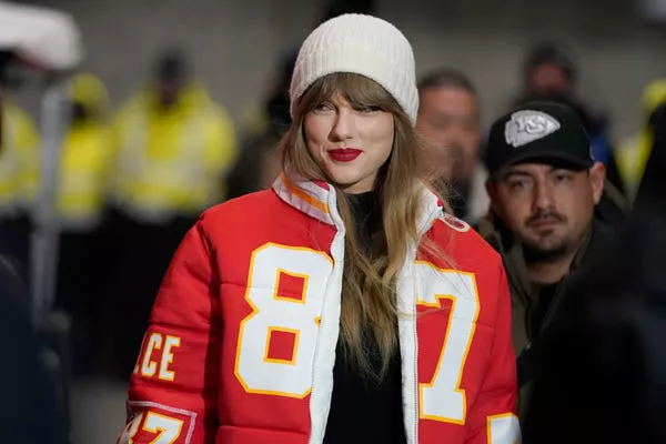 Taylor Swift asiste a un juego de playoffs entre los Kansas City Chiefs y los Miami Dolphins