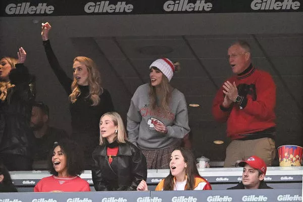 Taylor Swift y Scott Swift en un juego de los Chiefs en diciembre de 2023