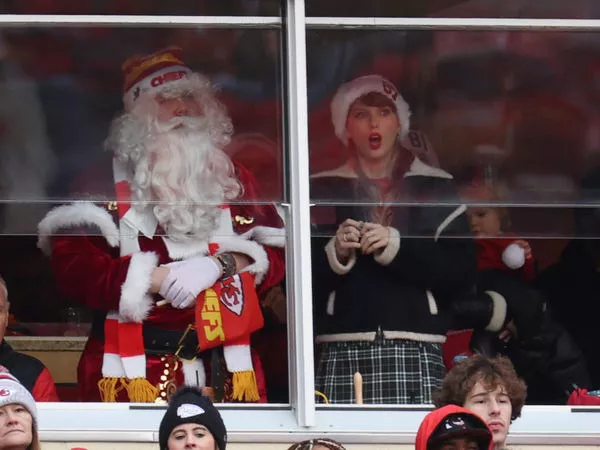 Taylor Swift y su hermano Austin Swift asisten a un juego de los Chiefs el Día de Navidad de 2023