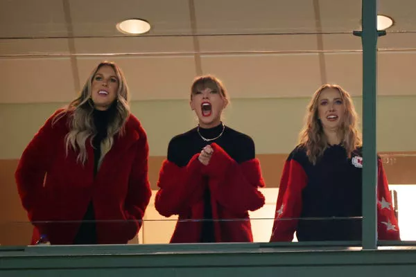 Taylor Swift, Lyndsay Bell y Brittany Mahomes asisten a un juego de los Chiefs en diciembre de 2023