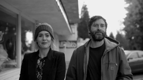 Sarah Paulson y Mark Duplass en 'Blue Jay'.