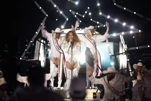 Beyoncé actuando durante el espectáculo de medio tiempo para el juego de Baltimore vs. Houston el día de Navidad 2024. Julian Dakdouk/Parkwood Entertainment