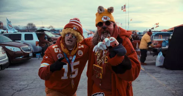 Fanáticos de los Chiefs en el documental 'ChiefsAholic: A Wolf in Chief's Clothing.' Prime Video