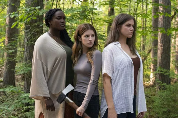 Wunmi Mosaku, Anna Kendrick y Kaniehtiio Horn en 'Alice, Darling.' Lionsgate