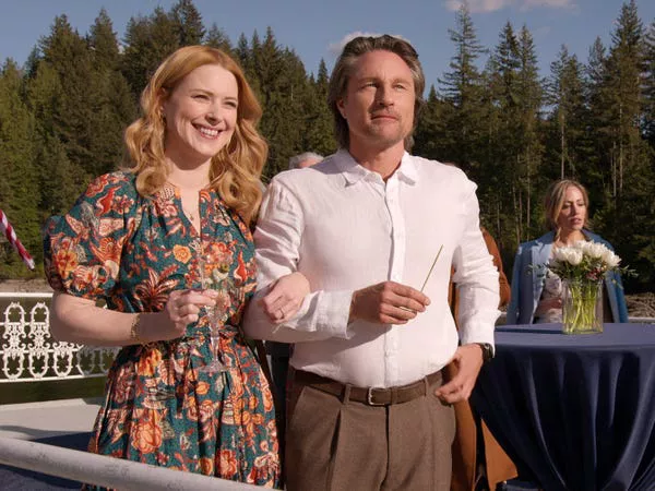 Alexandra Breckenridge, Martin Henderson, y Zibby Allen en la temporada seis de 'Virgin River'.