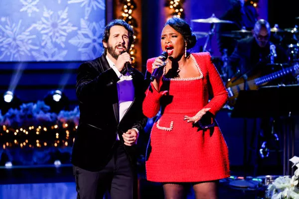 Josh Groban y Jennifer Hudson en el especial de vacaciones 'Josh Groban & Friends Go Home for the Holidays.'