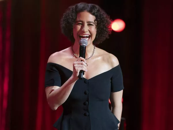 Ilana Glazer actuando en su especial de stand-up 'Ilana Glazer: Human Magic'.