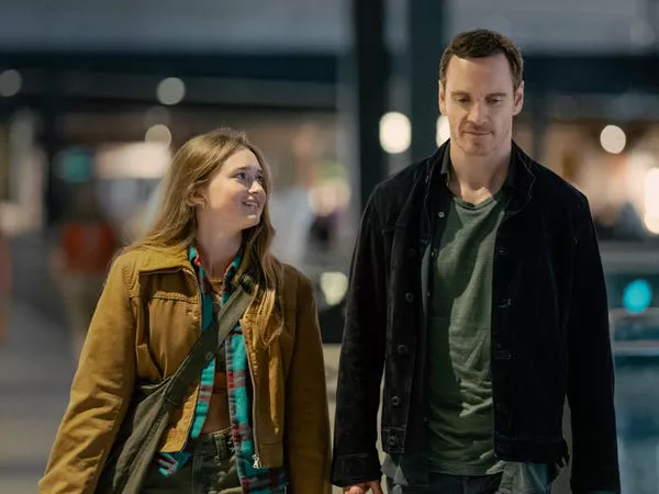 India Fowler y Michael Fassbender en 'The Agency'.