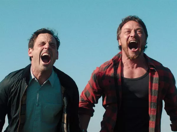 Scoot McNairy y James McAvoy en 'Speak No Evil'.