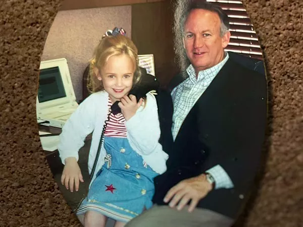 JonBenét y su padre, John Ramsey, en una foto compartida por la familia.