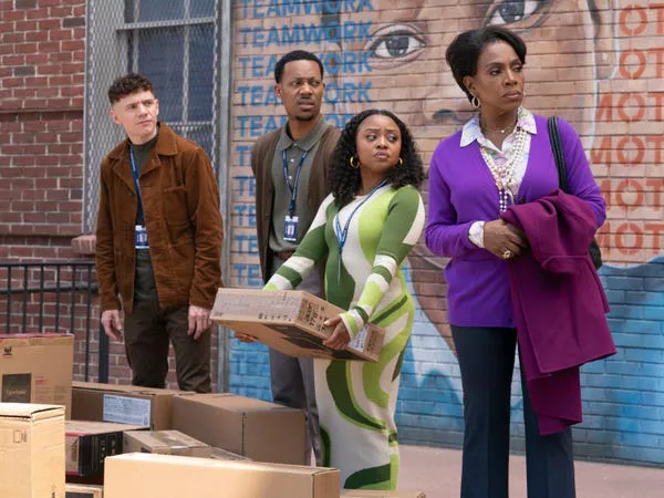 Chris Perfetti como Jacob, Tyler James Williams como Gregory, Quinta Brunson como Janine, y Sheryl Lee Ralph como Barbara en la cuarta temporada de 'Abbott Elementary.'