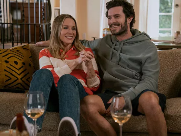 Kristen Bell como Joanne y Adam Brody como Noah en 'Nobody Wants This.'