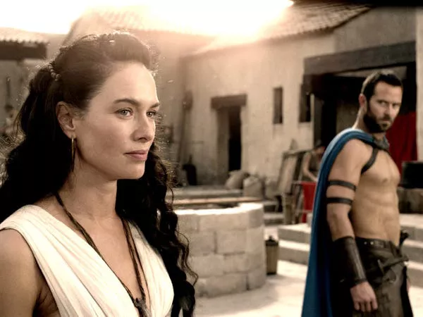 Lena Headey y Sullivan Stapleton en '300: El Nacimiento de un Imperio.' Warner Bros.