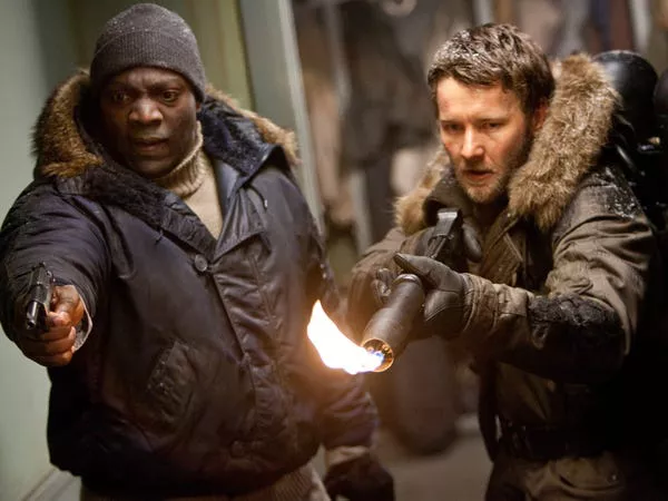 Adewale Akinnuoye-Agbaje y Joel Edgerton en 'La Cosa.' Universal Pictures