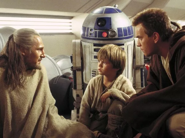 Liam Neeson, Jake Lloyd y Ewan McGregor en 'Star Wars: Episodio I — La Amenaza Fantasma.' Lucasfilm