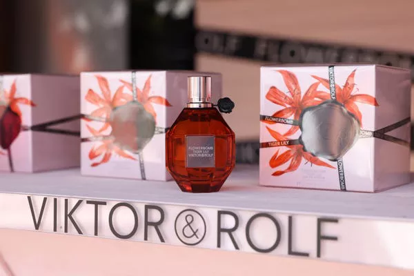 Sabrina Guler disfrutando de la fragancia Tiger Lily de Viktor & Rolf