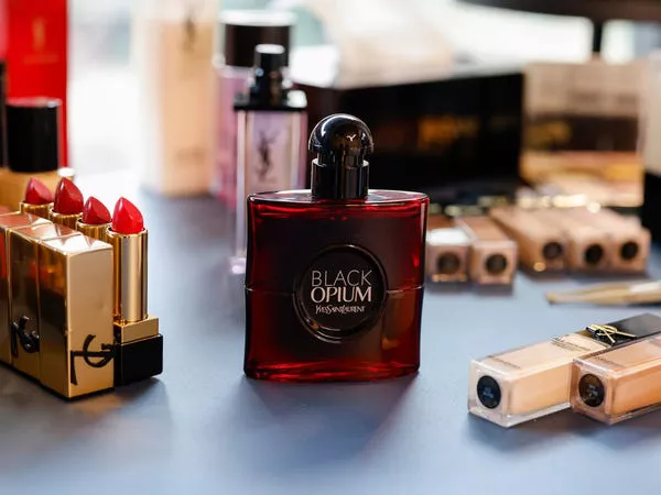 Anna Molinari disfruta de su fragancia YSL Black Opium Over Red