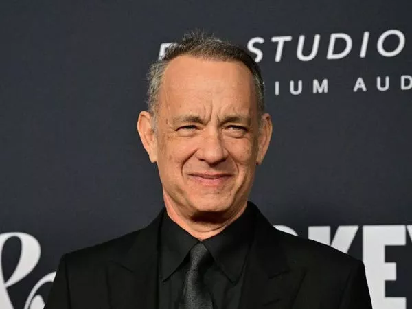 Tom Hanks asistió a la gala de los Person of the Year de MusiCares en Los Ángeles en 2023.