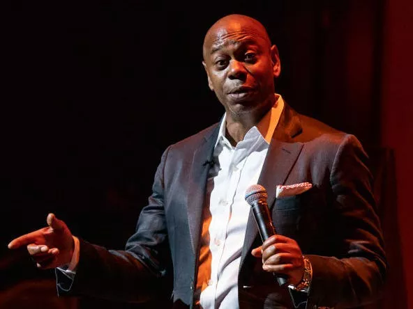 Dave Chappelle habló en la dedicación del teatro en la escuela de artes Duke Ellington en Washington, DC, en 2022.