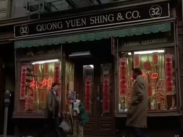 McCallister saliendo de Quong Yuen Shing & Co. en 'Home Alone 2'.