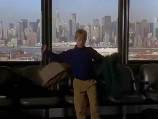 McCallister llega al Aeropuerto LaGuardia en Queens, Nueva York, en 'Home Alone 2'.