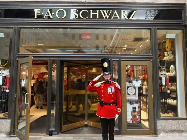 Un portero se encuentra afuera de FAO Schwarz en Rockefeller Center.