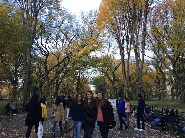 La autora posa con amigos en Central Park.