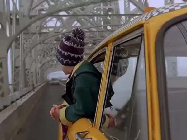 McCallister toma un taxi cruzando el Puente Queensboro en 'Home Alone 2'.