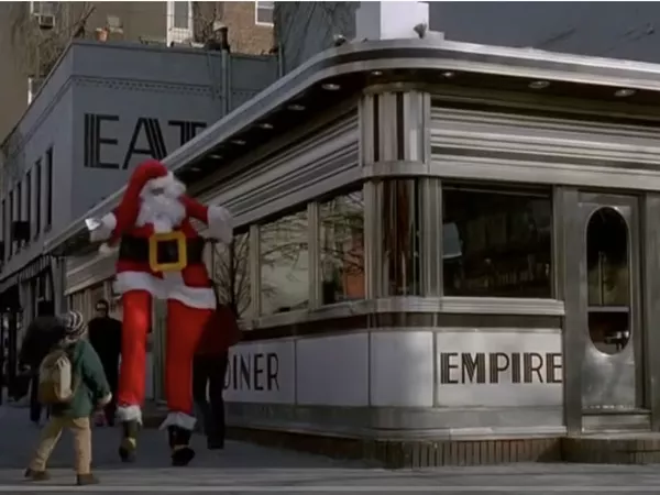 McCallister se encuentra con Santa frente al Empire Diner en 'Home Alone 2'.