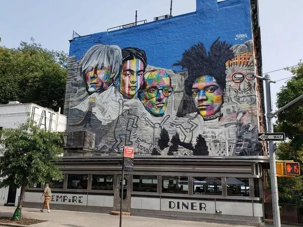 Una imagen del Empire Diner después de que fue pintado el mural.