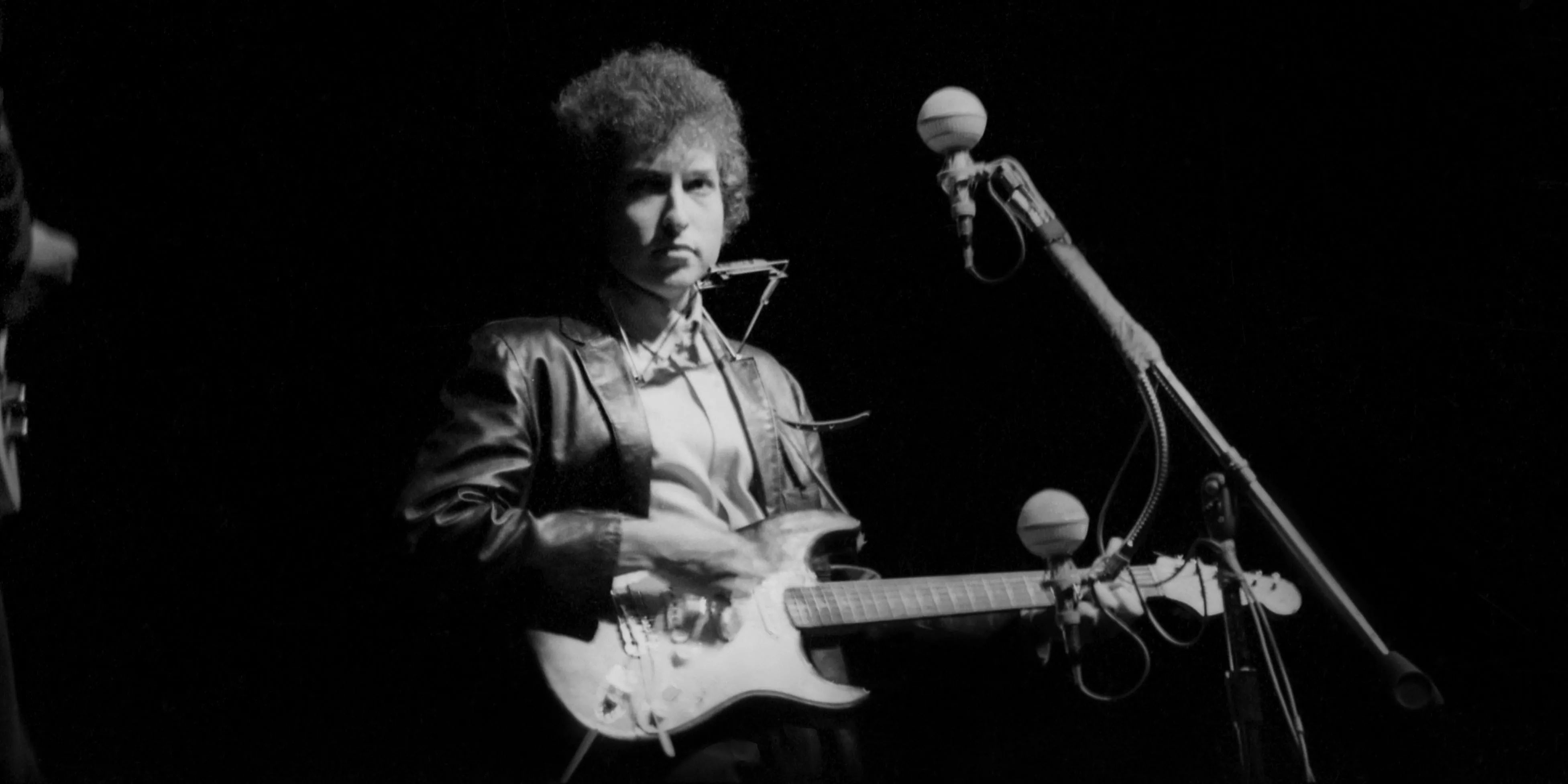 Por qué la actuación de Bob Dylan en el Festival Folk de Newport de 1965 provocó controversia entre amigos y fanáticos: 'Traicionó la causa'