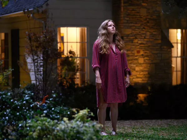 Amy Adams interpreta al personaje principal en 'Nightbitch.'