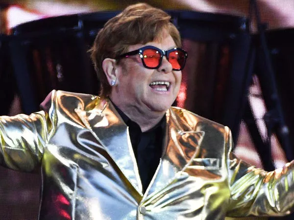 Elton John actuando en junio de 2023