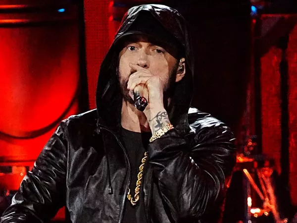 Eminem actuando en noviembre de 2022