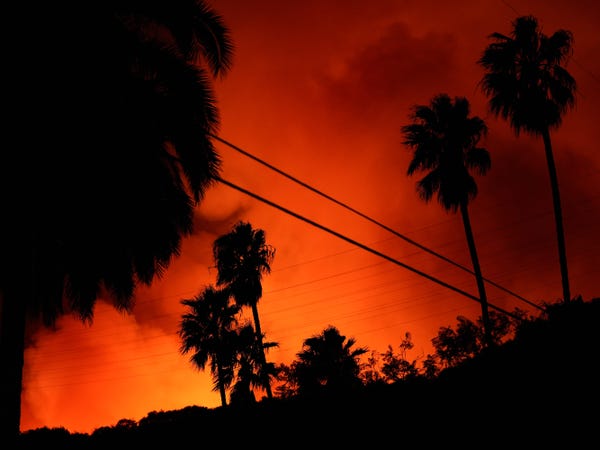 Los bomberos aún luchan por controlar enormes incendios forestales en Los Ángeles que han devastado varias áreas del condado. Lokman Vural Elibol/Anadolu via Getty Images