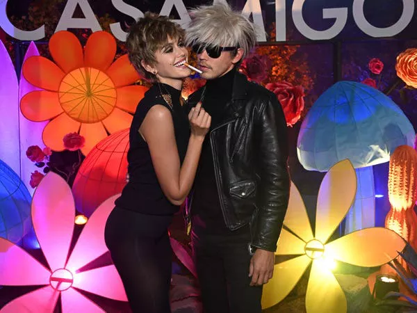 Kaia Gerber y Austin Butler asisten a la fiesta anual de Halloween de Casamigos el 27 de octubre de 2023 en Los Ángeles, California. Michael Kovac/Getty Images para Casamigos