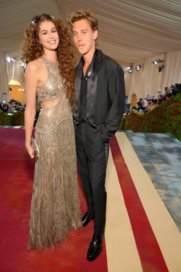 Kaia Gerber y Austin Butler llegan a la Met Gala 2022 el 02 de mayo de 2022. Kevin Mazur/MG22/Getty Images para The Met Museum/Vogue