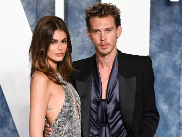 Kaia Gerber y Austin Butler en la fiesta de los Oscars de Vanity Fair 2023. Karwai Tang / WireImage