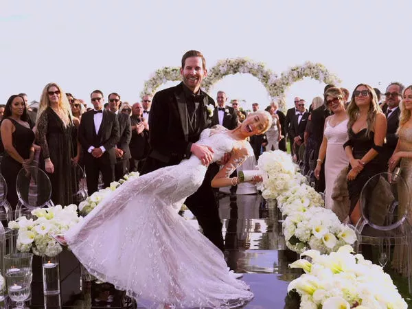 Heather Rae Young y Tarek El Moussa en su boda de 2021.