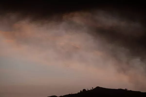 Humo de incendios forestales en el cielo sobre el Observatorio Griffith