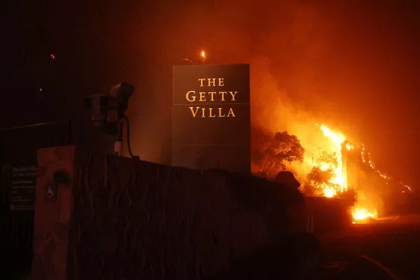 Edificios y árboles alrededor de la Getty Villa incendiados