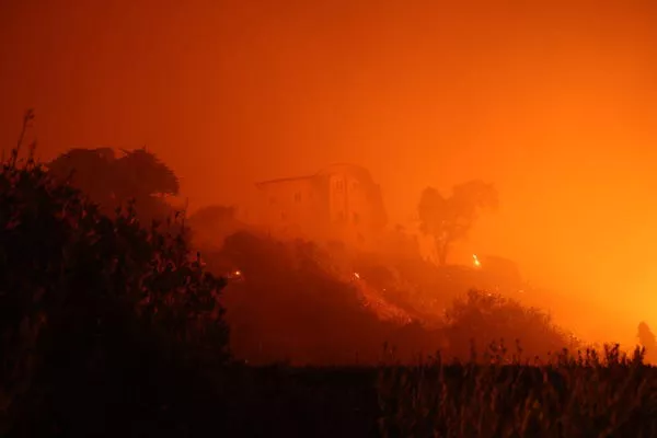 La Kauffman Estate amenazada por las llamas del incendio Palisades